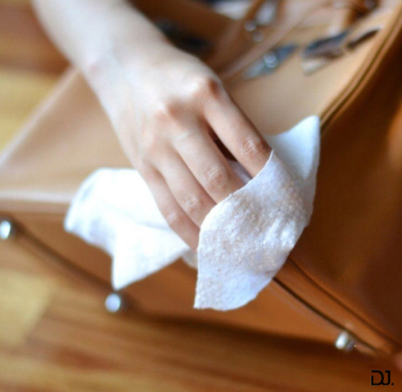 Cách làm sạch túi da khẩn cấp khi vết bẩn vừa bám vào