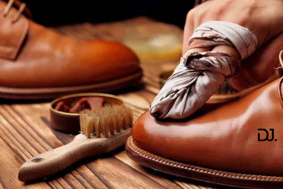 Loại bỏ các vết xi thừa trên bề mặt da giày