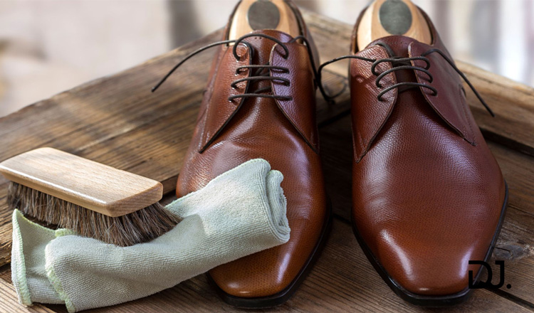 Cách đánh giày sạch bóng không cần xi tại nhà