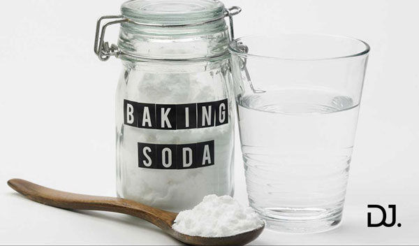  Làm sạch giày da bằng bột Baking Soda và nước ấm