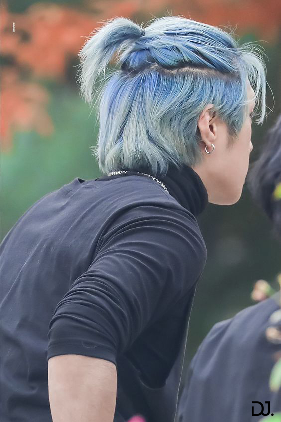 Nhuộm tóc màu xanh dương đen khói có nhanh phai màu?