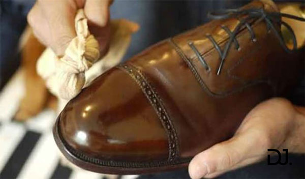 Cách làm giày nhanh khô với khăn giấy