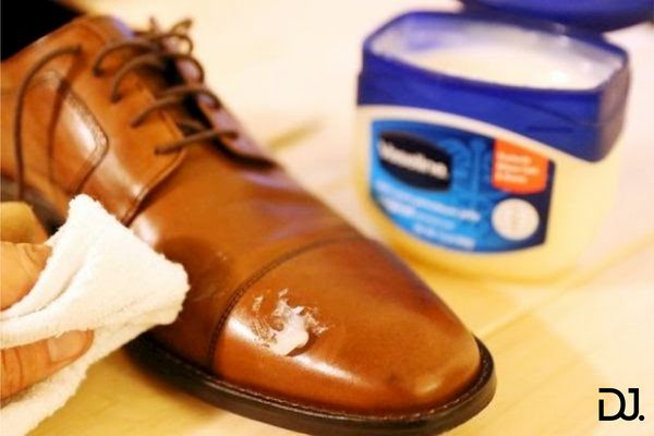 Làm mềm da giày bằng kem Vaseline tại nhà