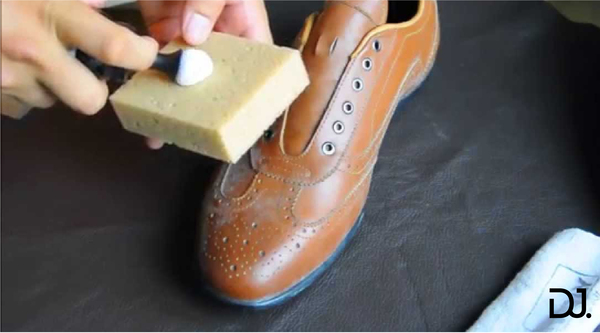 Làm mềm da giày bằng dầu dừa