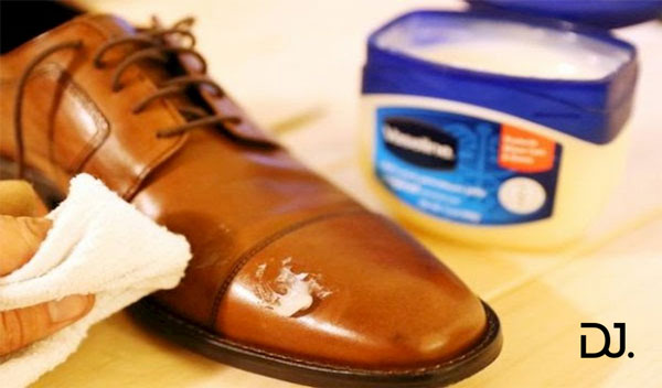 Phục hồi giày da bị tróc bằng giấm và vaseline