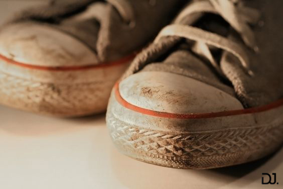 Không thường xuyên vệ sinh giày khiến giày có mùi hôi