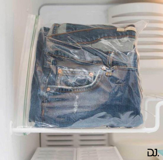 Bỏ quần jeans vào ngăn đông đá tủ lạnh