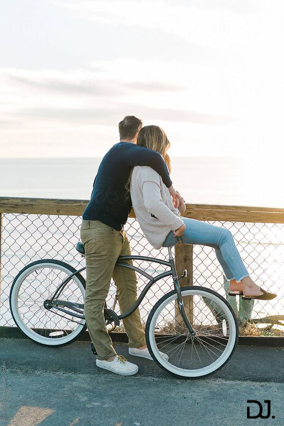 Couple  cùng đạp xe