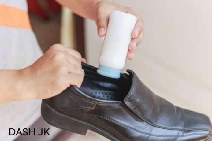 Sử dụng phấn rôm để loại bỏ mùi hôi của giày