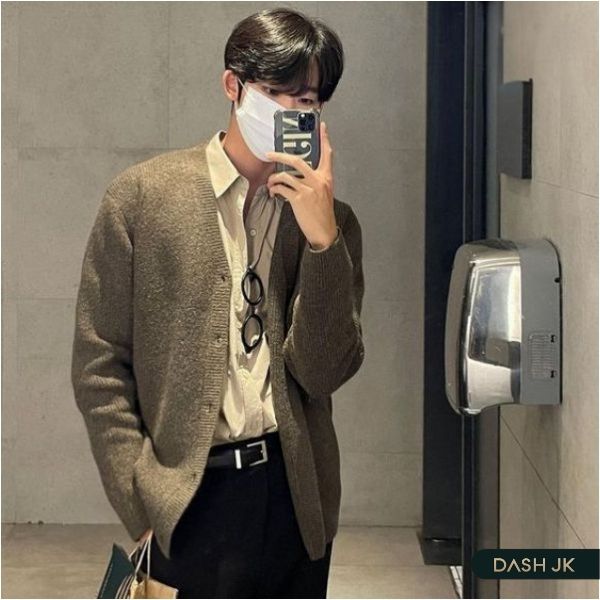 Phối áo sơ mi và áo cardigan