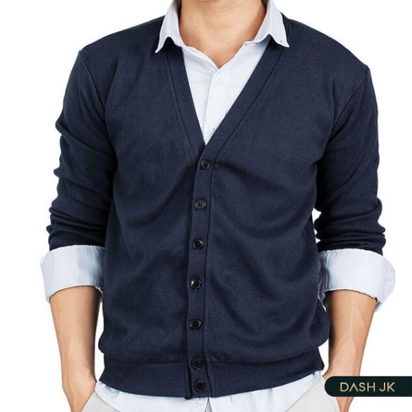 Cách xắn tay áo sơ mi nam với áo cardigan khoác ngoài