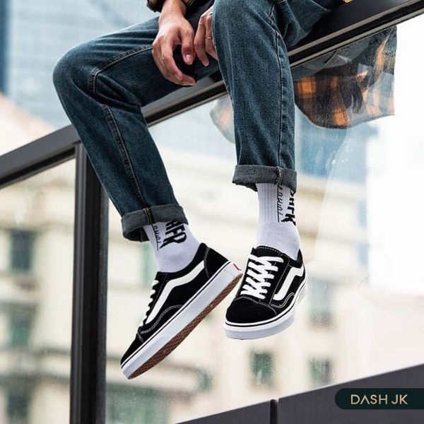 Phối giày Vans và quần jean xắn gấu