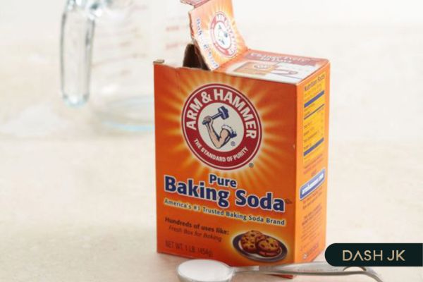 Cách làm sạch đồ da bị mốc bằng baking soda/bột bắp