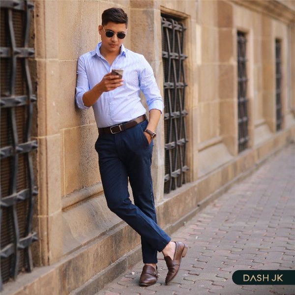 Giày da nâu mặc với áo sơ mi cực kỳ năng động, lịch thiệp