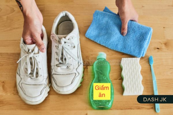 Giặt giày da bằng hỗn hợp sữa tắm và giấm trắng