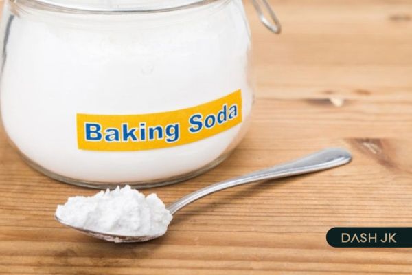 Baking soda giúp làm sạch vết bẩn trên giày da lộn