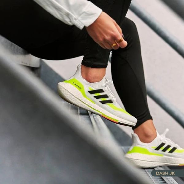 Adidas Ultra Boost 21 sở hữu kiểu dáng vuốt cong từ gót giày cho tới mũi giày