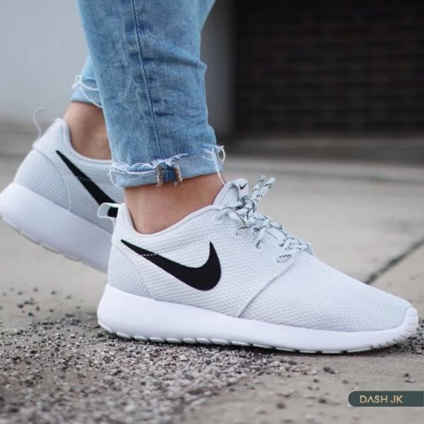 Nike Roshe Run có trọng lượng siêu nhẹ cùng chất liệu vải lưới thoáng khí