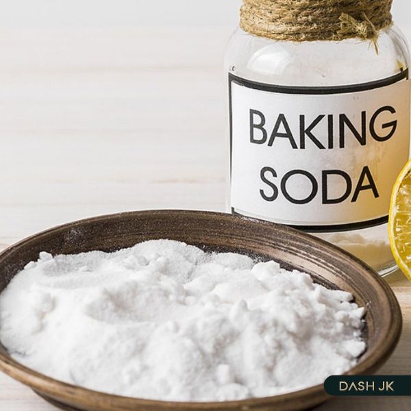 Rắc 2 - 3 muỗng canh baking soda trực tiếp lên bề mặt giày để thấm hút và triệt sắc chất lỏng