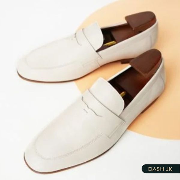 Đi giày loafer trắng họa tiết khoét mắt ADAM STORE như những fashionista