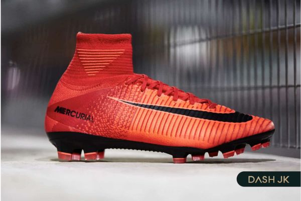 Giày đá bóng cổ chun - Một trong những hot items độc quyền của Nike rất được lòng anh em mê banh 