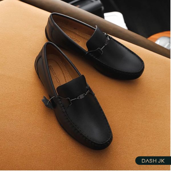 Loafer có đủ size từ 38 đến 45 với 3 phiên bản màu đen, nâu và nâu đồng sáng với giá chỉ 1.750.000 VND/ đôi.