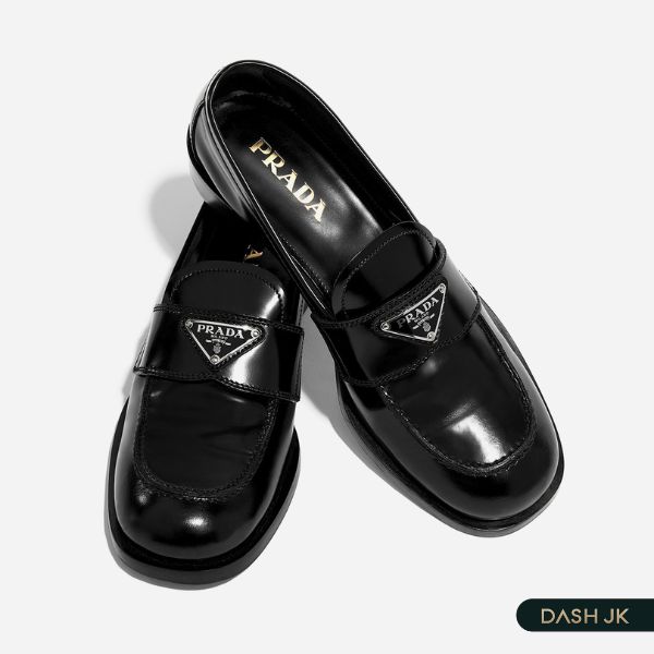 Prada Monolith Calfskin Casual Loafers đang là siêu phẩm được đông đảo bạn trẻ yêu thích