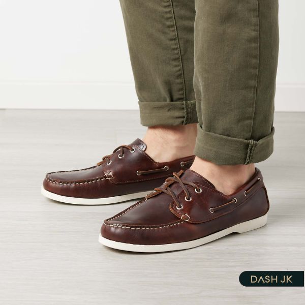 Một đôi boat shoes giúp chàng ghi ấn tượng với nàng bằng sự năng động, thoải mái