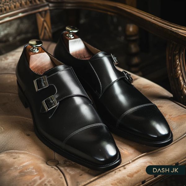 Giày Monk Strap có thiết kế đơn giản với một hoặc 2 dây ngang qua mặt giày