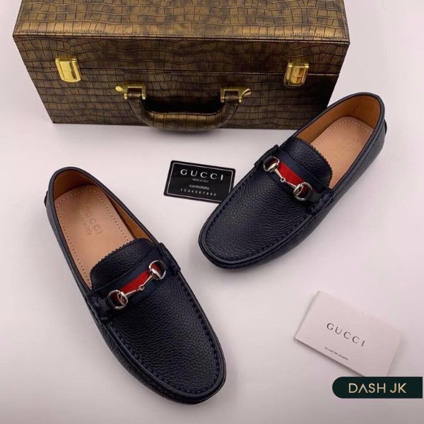 Không cần thêm quá nhiều phụ kiện, một đôi giày lười đến từ nhà Gucci cũng đã để nói lên sự đẳng cấp, xa xỉ cho các quý ông