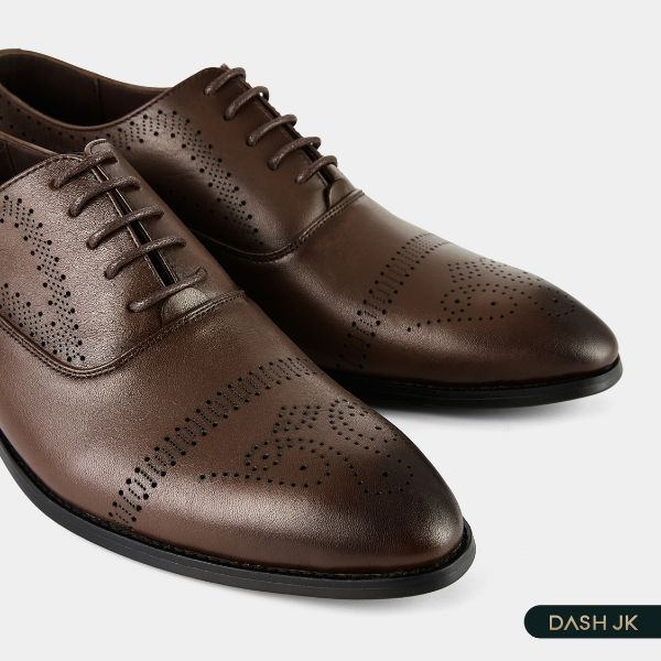 Mẫu oxford da bò của DASH JK với những họa tiết đục lỗ tinh tế