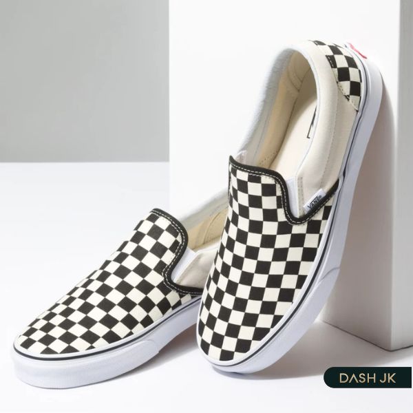 Phóng khoáng và năng động với giày lười Checkerboard Slip-on